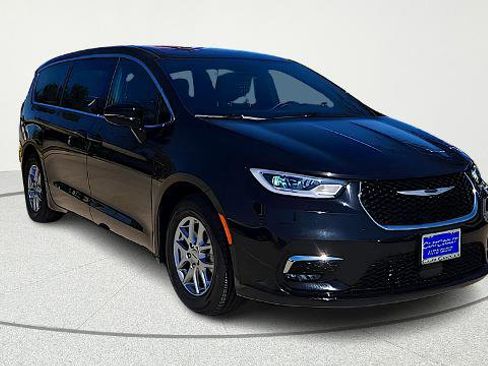 Used 2025 Chrysler Pacifica Select image 1