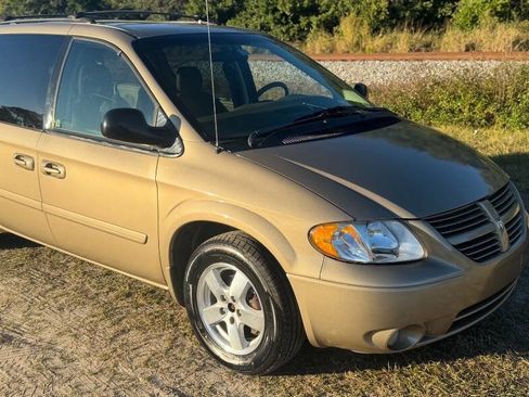 Used 2005 Dodge Grand Caravan SXT w/ Trailer Tow Prep Group image 4