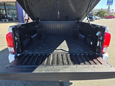 Used 2017 Toyota Tacoma TRD Sport w/ Tow Package (A/T) image 8