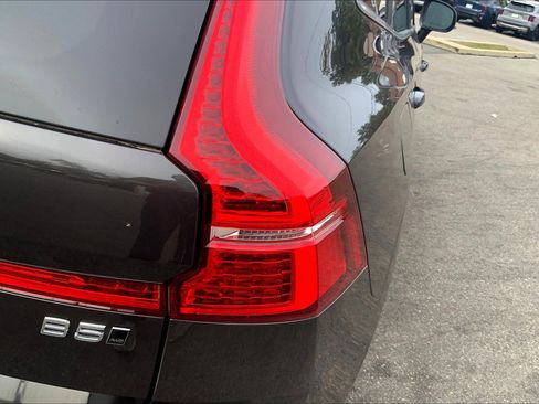 Used 2022 Volvo XC60 B5 Momentum w/ Climate Package image 31