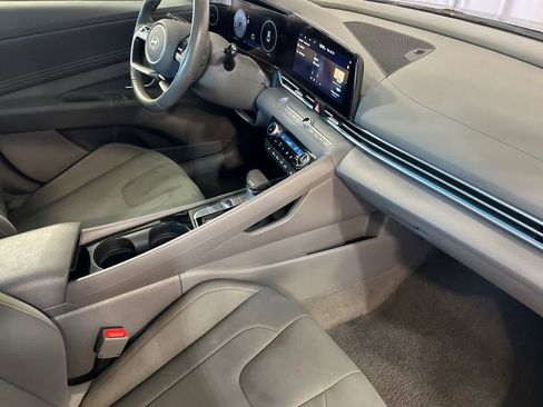 Used 2025 Hyundai Elantra SEL FWD image 17
