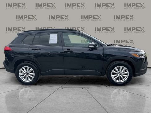 Used 2025 Toyota Corolla Cross LE image 6