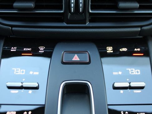 Used 2025 Porsche Macan image 31