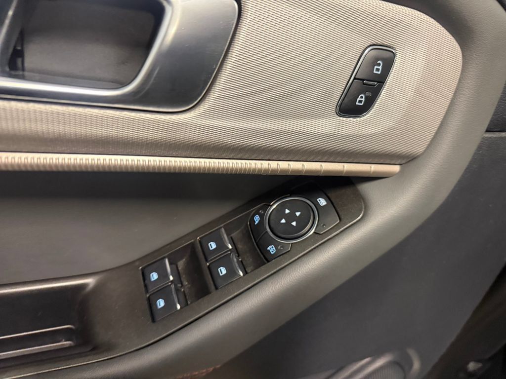 Used 2025 Ford Explorer Active AWD/4WD image 21