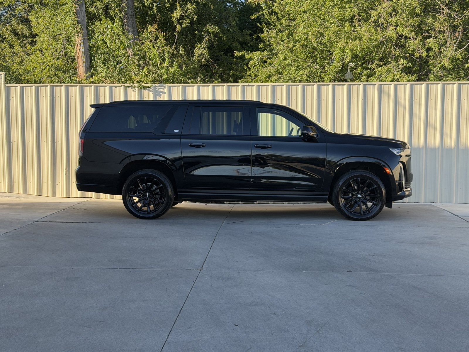 Used 2023 Cadillac Escalade ESV Sport w/ LPO, ONYX Package AWD/4WD image 4