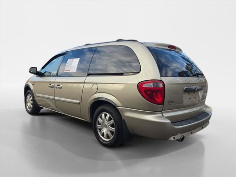 Used 2007 Chrysler Town & Country Touring image 4