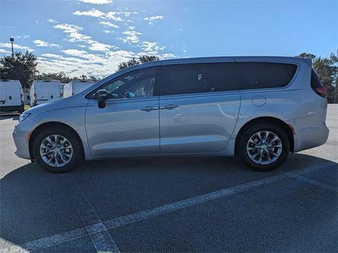 New 2026 Chrysler Pacifica Select image 6