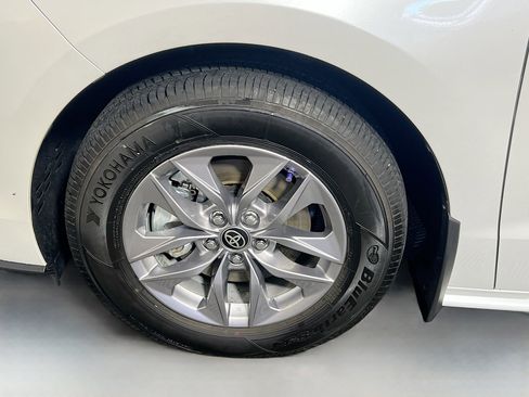 Used 2025 Toyota Sienna XLE FWD image 13