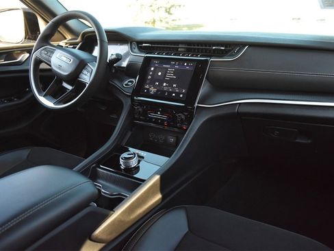 Used 2024 Jeep Grand Cherokee Altitude image 34