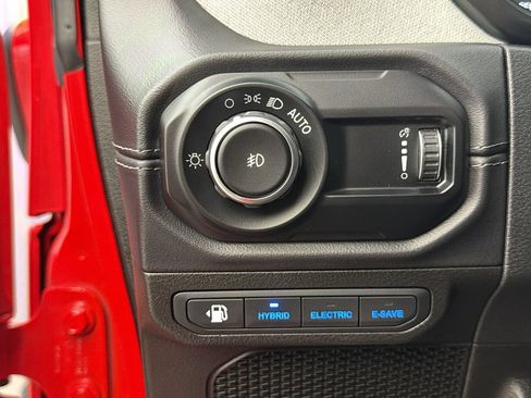 Used 2025 Jeep Wrangler Unlimited Sahara AWD/4WD image 30