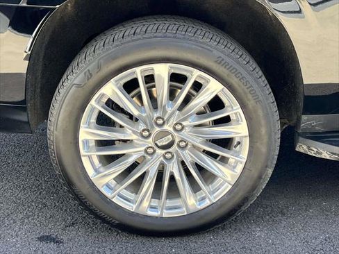 Used 2025 Cadillac Escalade ESV Premium Luxury image 8