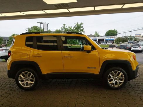 Used 2016 Jeep Renegade Latitude w/ Popular Equipment Group AWD/4WD image 5