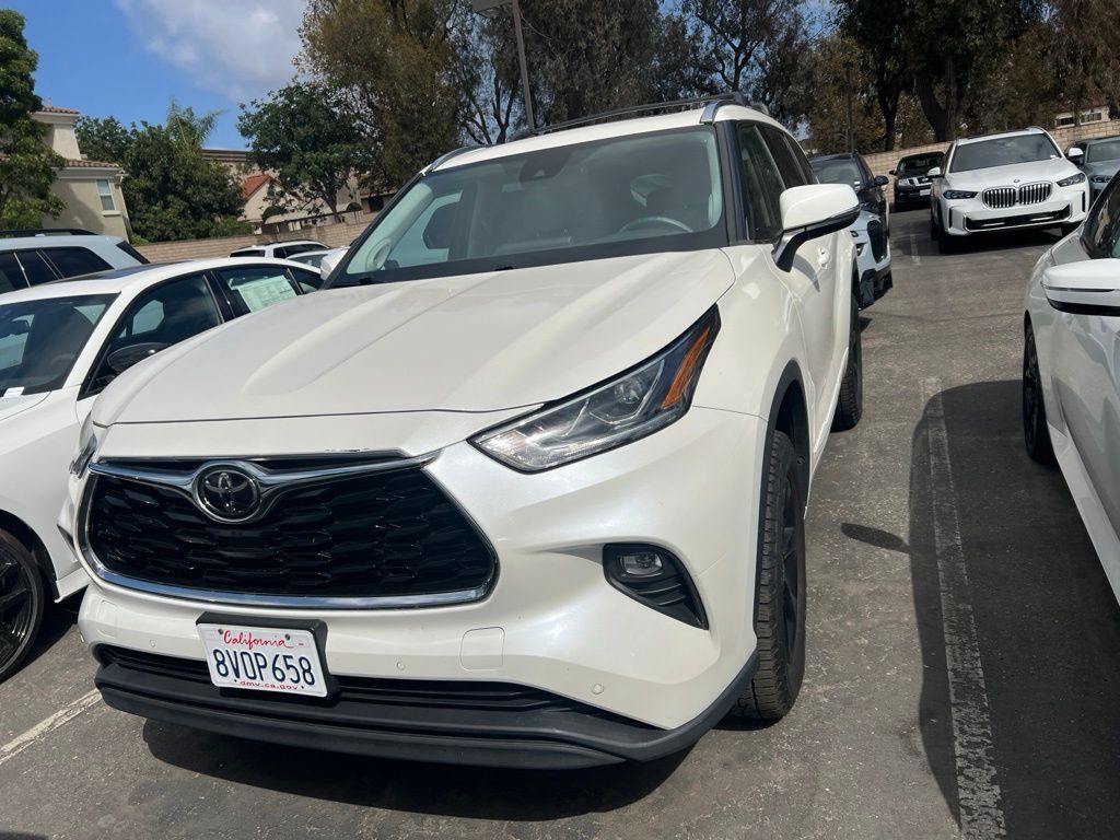 Used 2021 Toyota Highlander Limited FWD image 2