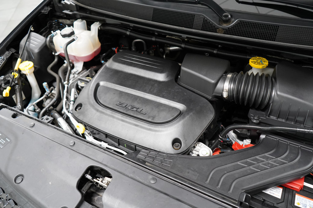 Certified 2024 Chrysler Pacifica Limited AWD/4WD image 33