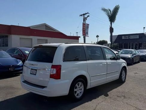 Used 2012 Chrysler Town & Country Touring w/ Entertainment Group #1 FWD image 5