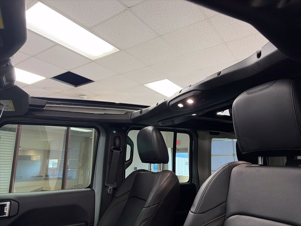 Used 2024 Jeep Wrangler Unlimited Sahara w/ Technology Group AWD/4WD image 6
