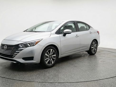 Used 2025 Nissan Versa SV image 3