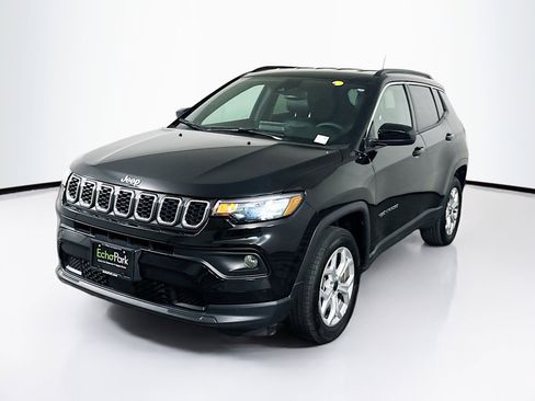 Used 2025 Jeep Compass Latitude AWD/4WD image 3