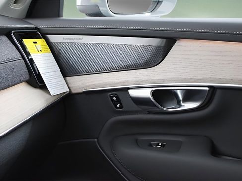 New 2025 Volvo XC90 T8 Plus w/ Protection Package Premier image 24