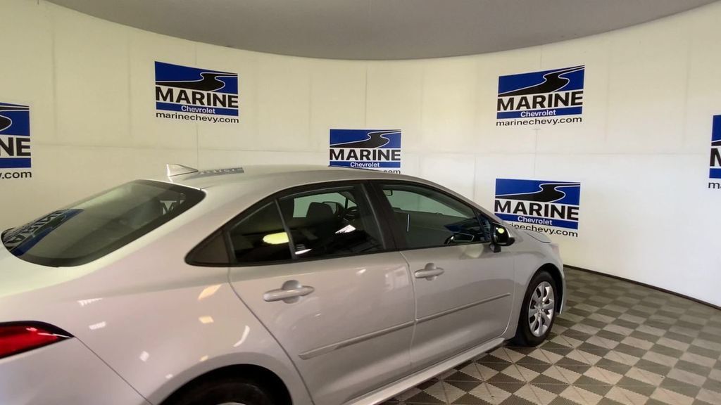Used 2025 Toyota Corolla LE FWD image 2