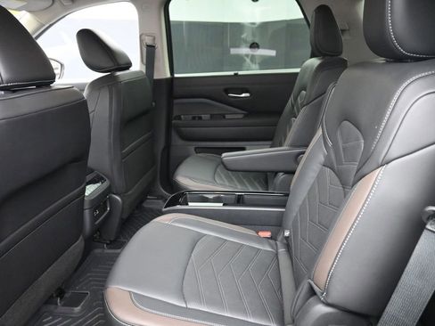 Used 2024 Nissan Pathfinder Platinum AWD/4WD image 11