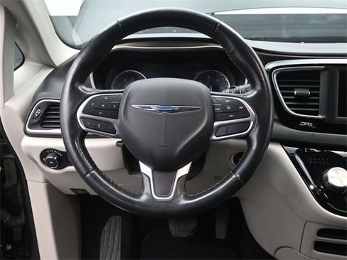 Used 2019 Chrysler Pacifica Touring-L image 27