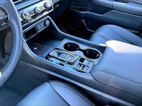 Used 2024 Honda Pilot Touring image 15