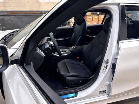 Used 2025 BMW 330i Sedan w/ Convenience Package RWD image 27