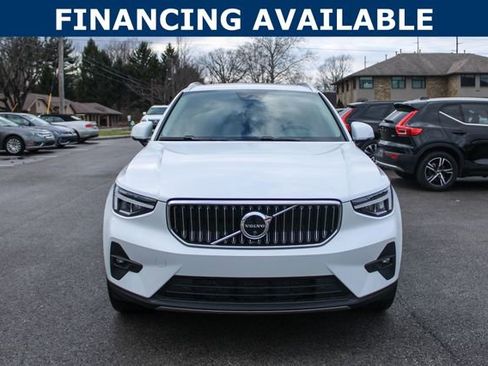 Used 2025 Volvo XC40 B5 Plus image 3