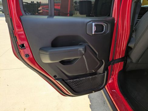 Used 2025 Jeep Gladiator Sport image 15