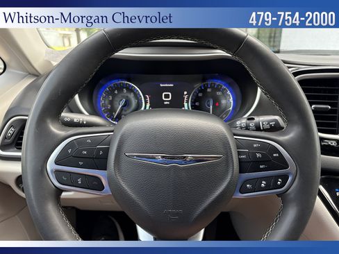 Used 2023 Chrysler Pacifica Touring-L FWD image 15