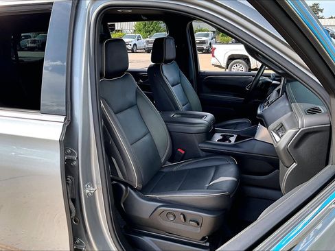 Used 2023 GMC Yukon SLT w/ SLT Luxury Package AWD/4WD image 7