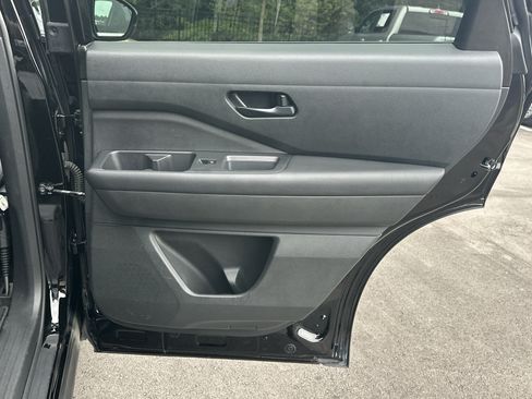 Used 2025 Nissan Pathfinder SV AWD/4WD image 17