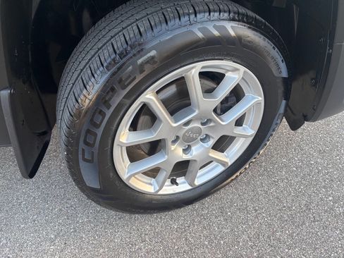 Used 2019 Jeep Renegade Latitude w/ Cold Weather Group image 11