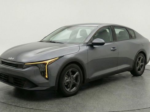 Used 2025 Kia K4 LXS image 3