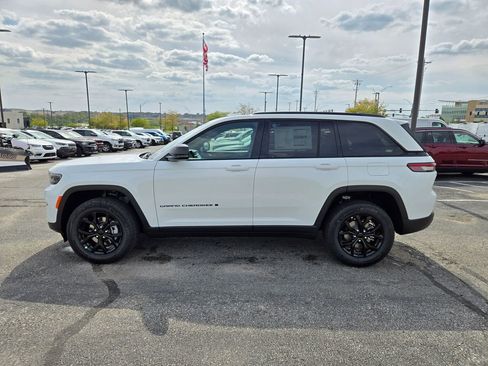 New 2025 Jeep Grand Cherokee Altitude image 13