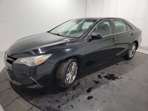 Used 2017 Toyota Camry SE image 3