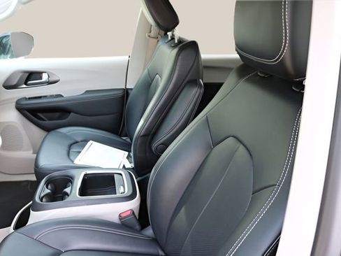 Used 2024 Chrysler Pacifica Select image 11