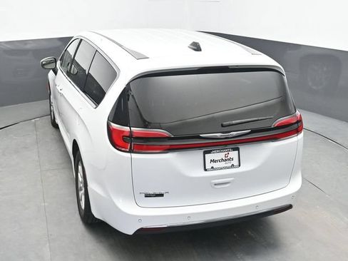 Used 2023 Chrysler Pacifica Touring-L FWD image 20