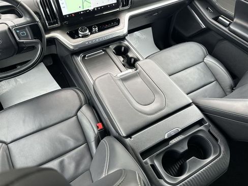 Used 2025 Ford Expedition Platinum image 25