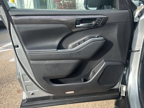Used 2024 Toyota Highlander Platinum image 15