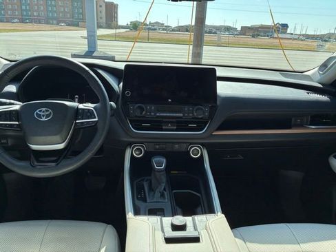 Used 2024 Toyota Grand Highlander AWD image 13