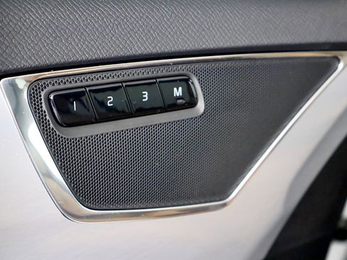 Used 2016 Volvo XC90 T8 Momentum w/ Vision Package image 18