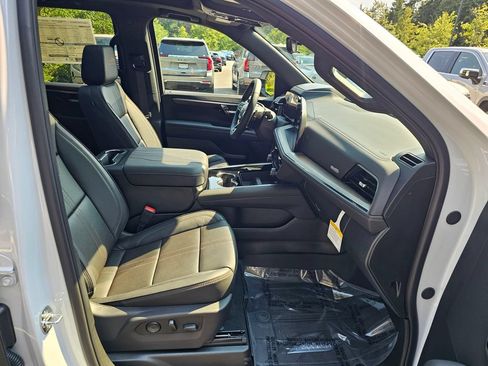 New 2026 Chevrolet Suburban High Country AWD/4WD image 11
