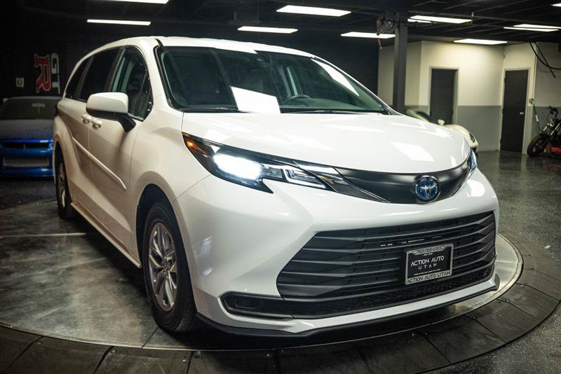 Used 2024 Toyota Sienna LE AWD/4WD image 5