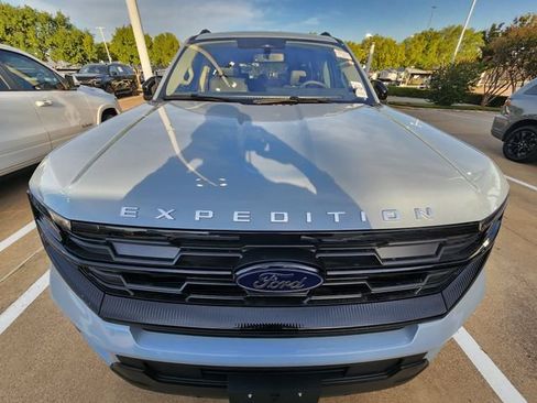 Used 2025 Ford Expedition Active RWD image 2