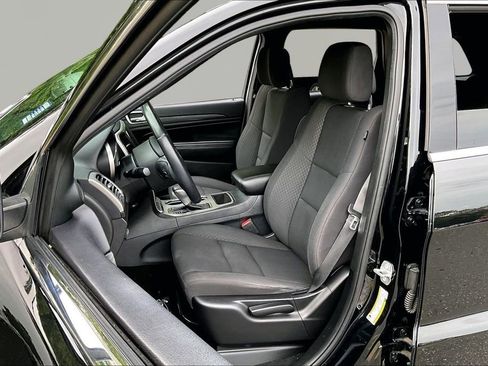 Used 2019 Jeep Grand Cherokee Laredo RWD image 15