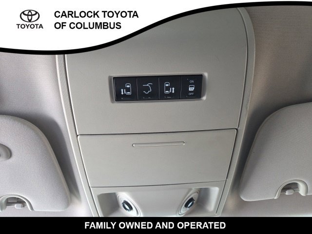 Used 2016 Chrysler Town & Country Touring FWD image 31