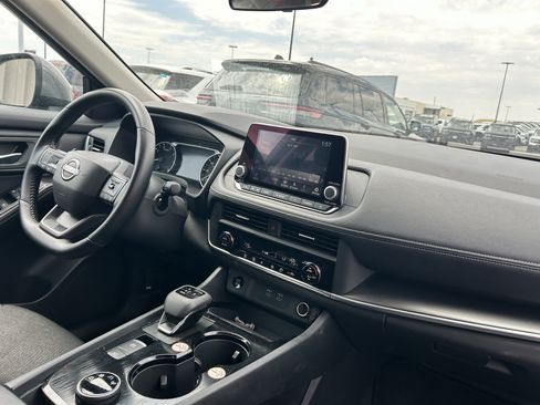 Used 2025 Nissan Rogue SV AWD/4WD image 15