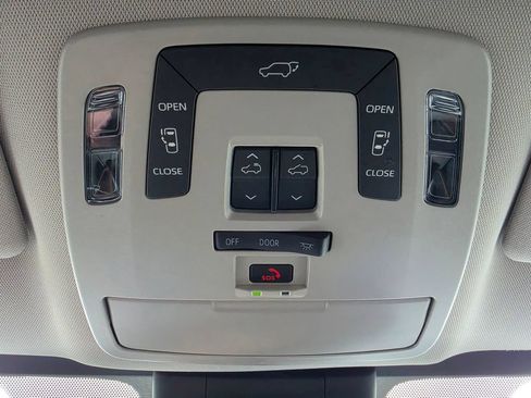 Used 2026 Toyota Sienna XLE FWD image 55